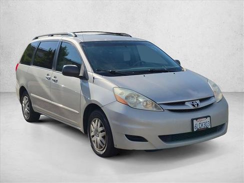 Used 2010 Toyota Sienna LE FWD image 3