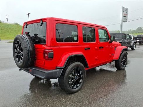 Used 2025 Jeep Wrangler Unlimited Sahara w/ Safety Group AWD/4WD image 4