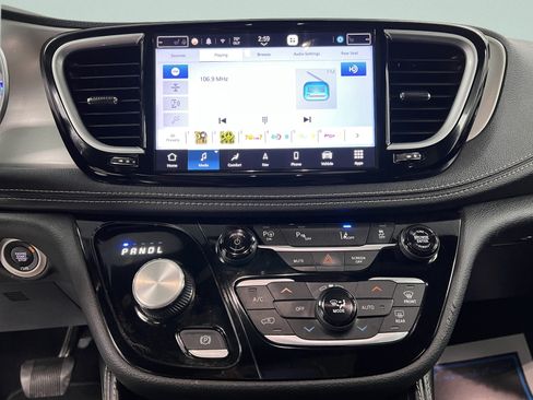 Used 2023 Chrysler Pacifica Limited w/ Uconnect Theater Family Group FWD image 19