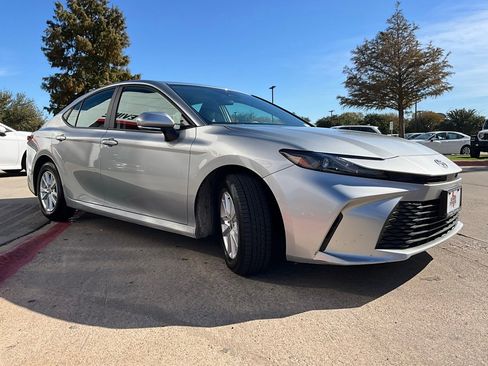 Used 2025 Toyota Camry LE image 5