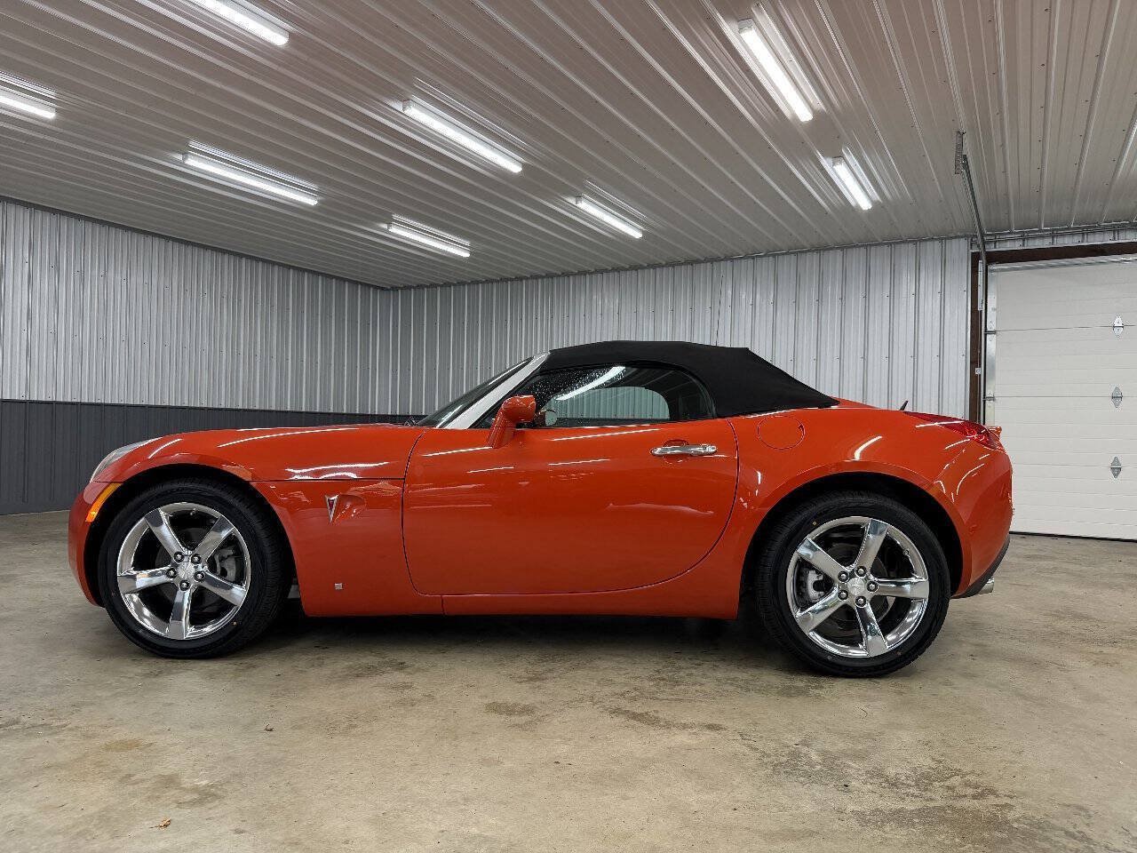 Used 2008 Pontiac Solstice GXP w/ Premium Package RWD image 2