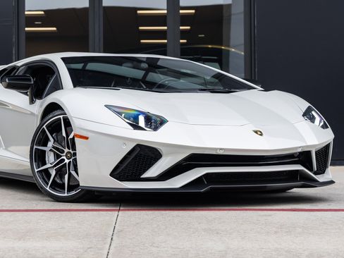 Used 2018 Lamborghini Aventador S image 6