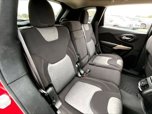 Used 2017 Jeep Cherokee Sport image 19