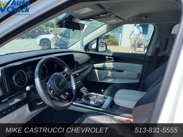 Used 2024 Kia Carnival EX FWD image 6