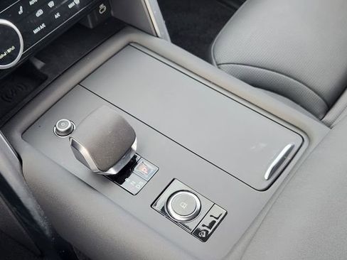 Used 2025 Land Rover Discovery S image 19