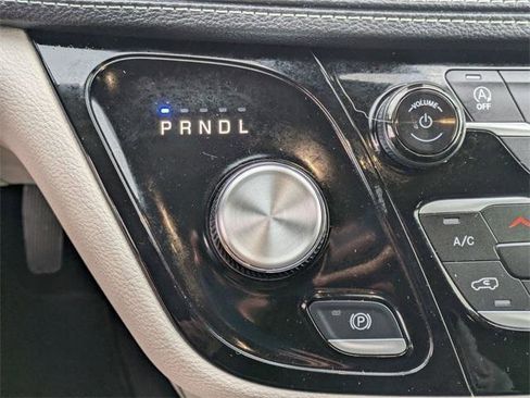 Certified 2024 Chrysler Pacifica Touring-L image 20