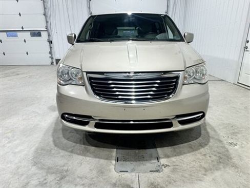 Used 2013 Chrysler Town & Country Touring image 3