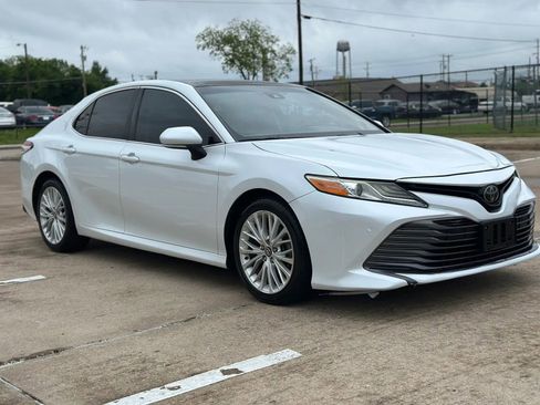 Used 2018 Toyota Camry XLE image 3