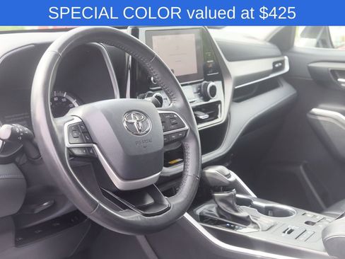 Used 2024 Toyota Highlander XLE AWD/4WD image 4