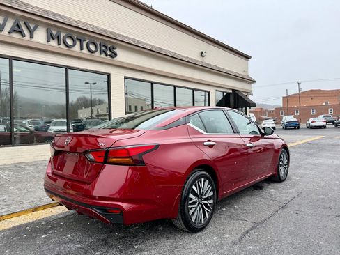 Used 2024 Nissan Altima 2.5 SV image 3