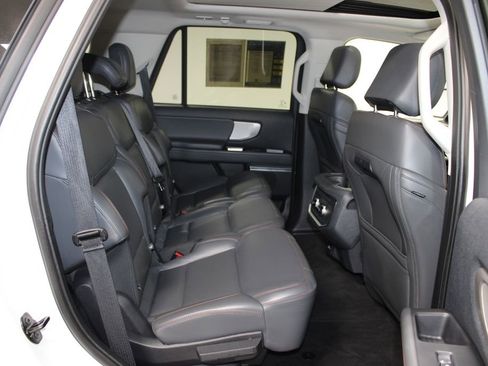 Used 2025 Ford Expedition Active AWD/4WD image 36