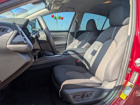 Used 2022 Toyota Camry LE image 11