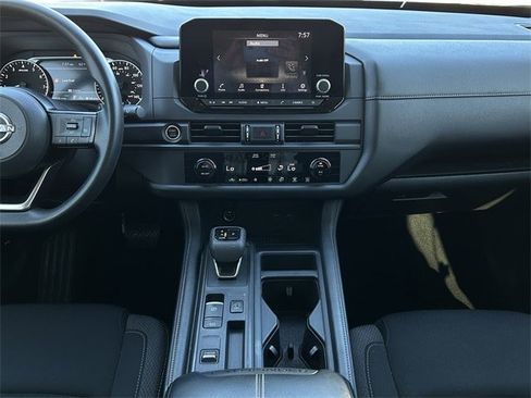 Used 2024 Nissan Pathfinder S image 17