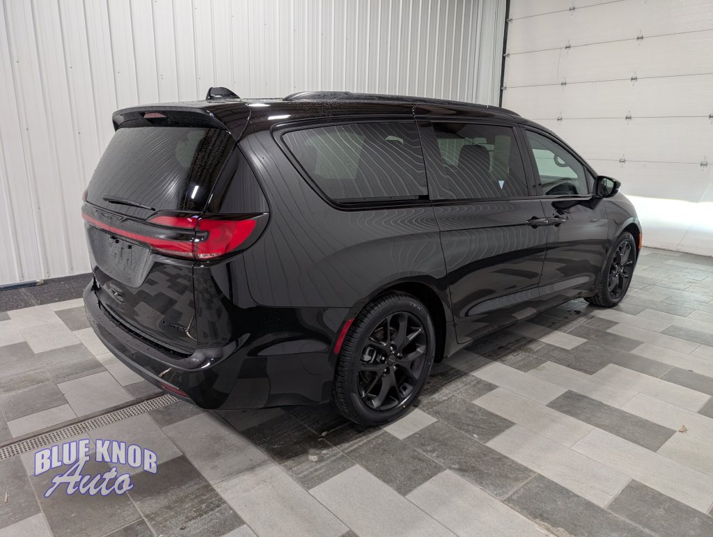 Used 2027 Chrysler Pacifica Limited FWD image 4