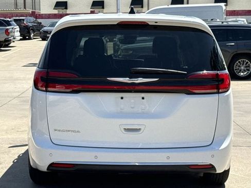 Used 2023 Chrysler Pacifica Touring-L FWD image 5