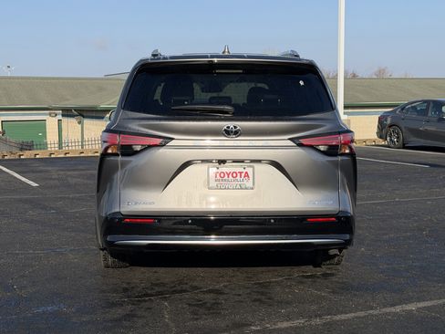 Used 2026 Toyota Sienna Platinum image 5