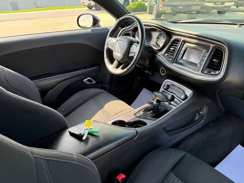 Used 2016 Dodge Challenger SXT RWD image 8