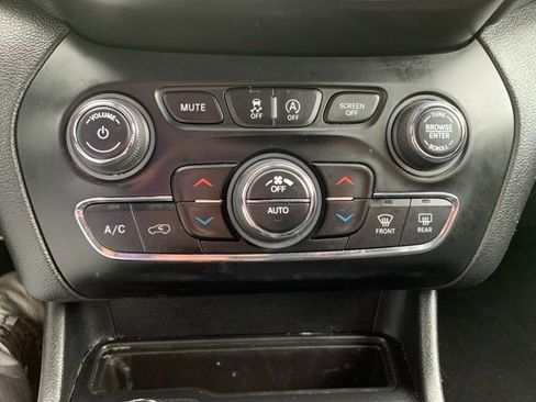 Used 2019 Jeep Cherokee Limited image 21