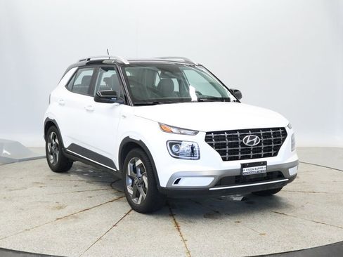 Used 2023 Hyundai Venue Limited FWD image 11