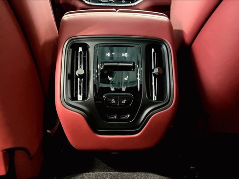 Used 2026 Aston Martin DBX 707 image 34