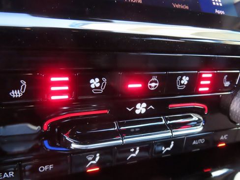 New 2025 Jeep Grand Cherokee Limited w/ Luxury Tech Group II image 11