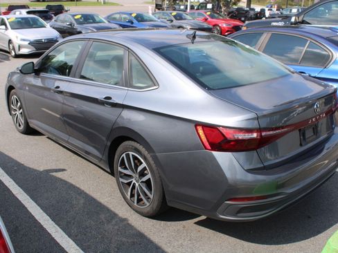 Used 2025 Volkswagen Jetta SE FWD image 6