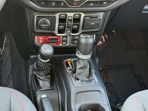 Used 2025 Jeep Wrangler Unlimited Rubicon AWD/4WD image 21