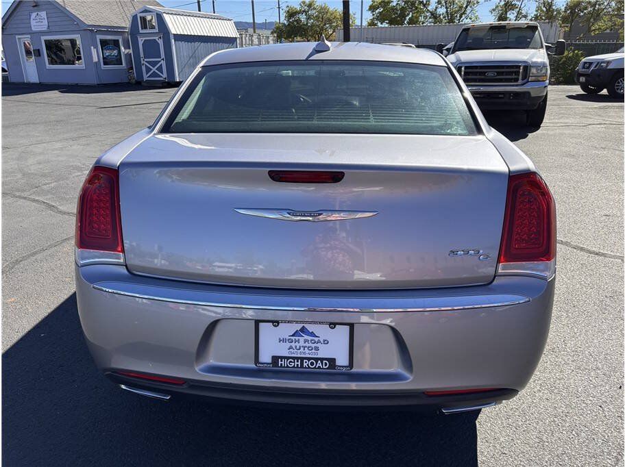 Used 2016 Chrysler 300 C RWD image 4