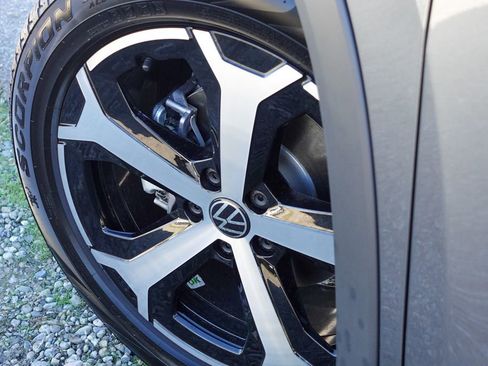 New 2025 Volkswagen Tiguan SE image 10