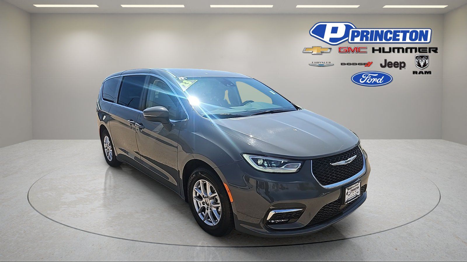 Used 2023 Chrysler Pacifica Touring-L FWD image 1
