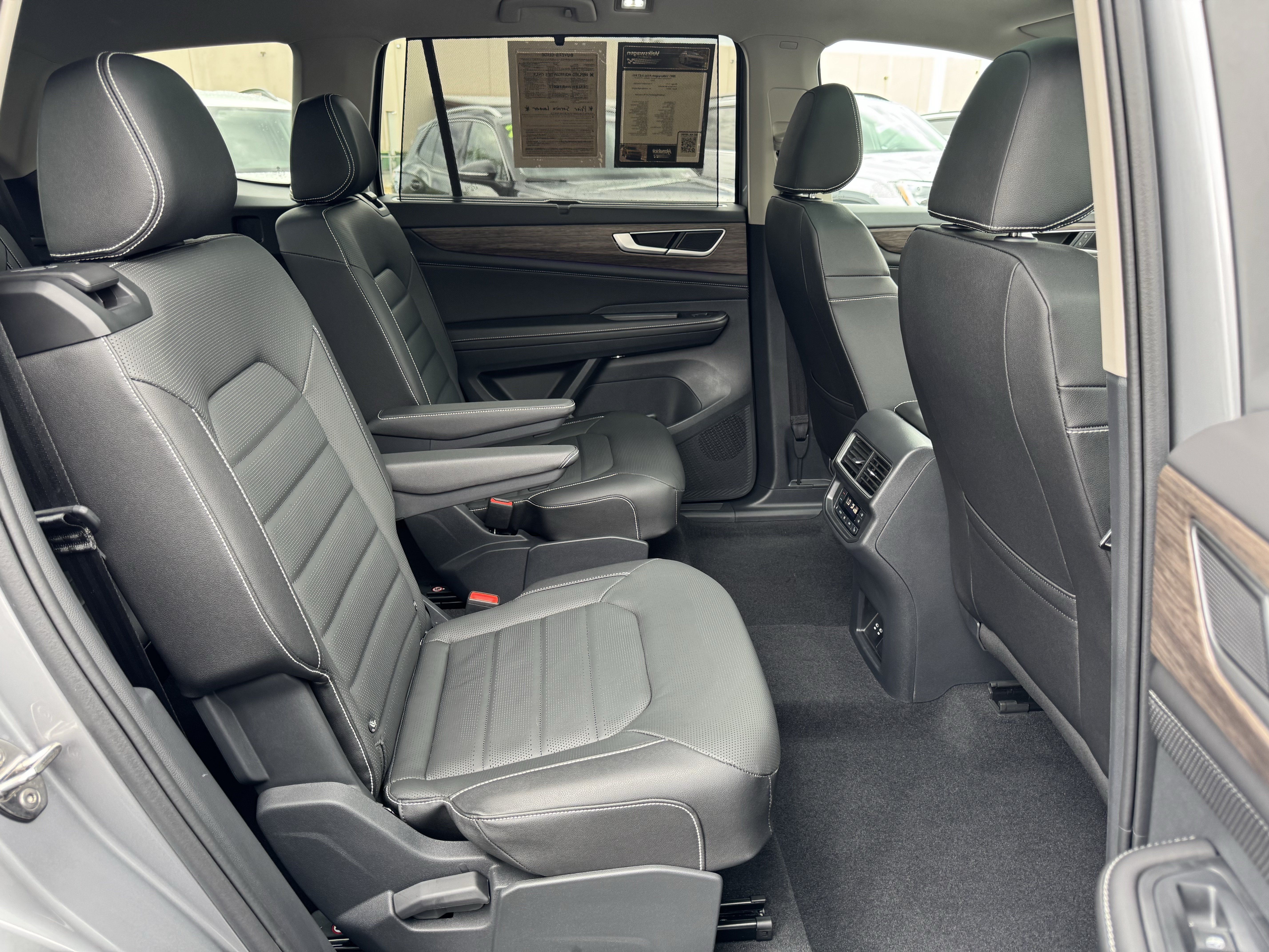 Used 2025 Volkswagen Atlas SEL AWD/4WD image 34