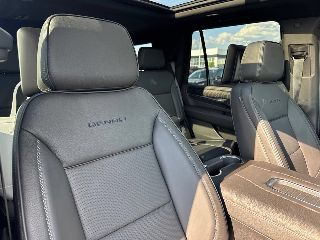 Used 2024 GMC Yukon Denali w/ Advanced Technology Package AWD/4WD image 17