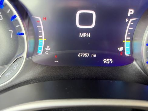 Used 2023 Chrysler Pacifica Touring-L FWD image 12
