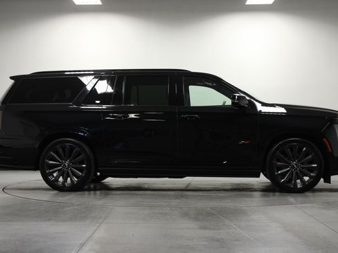 Used 2025 Cadillac Escalade ESV V AWD/4WD image 3