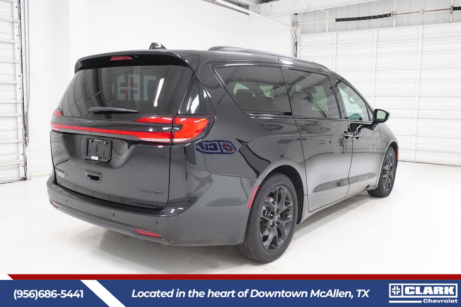Used 2025 Chrysler Pacifica Limited FWD image 4