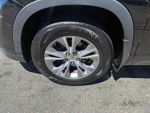 Used 2015 Toyota Highlander XLE image 3