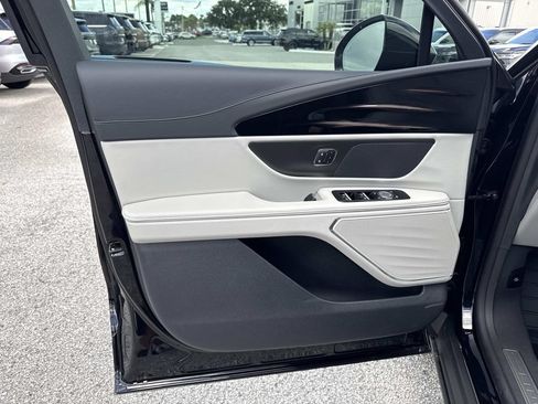 New 2026 Lincoln Nautilus Premier AWD/4WD image 18