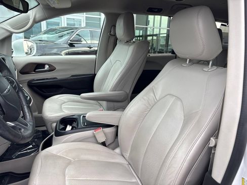 Used 2017 Chrysler Pacifica Touring-L Plus w/ Tire & Wheel Group FWD image 13