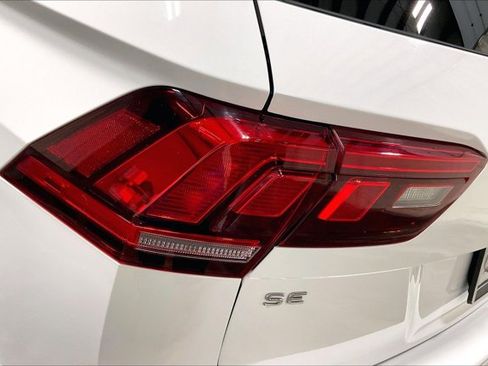 Used 2024 Volkswagen Tiguan SE w/ Panoramic Sunroof Package FWD image 30