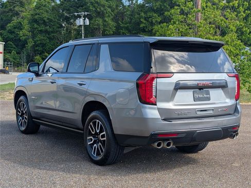 Used 2023 GMC Yukon AT4 w/ Technology Package AWD/4WD image 3