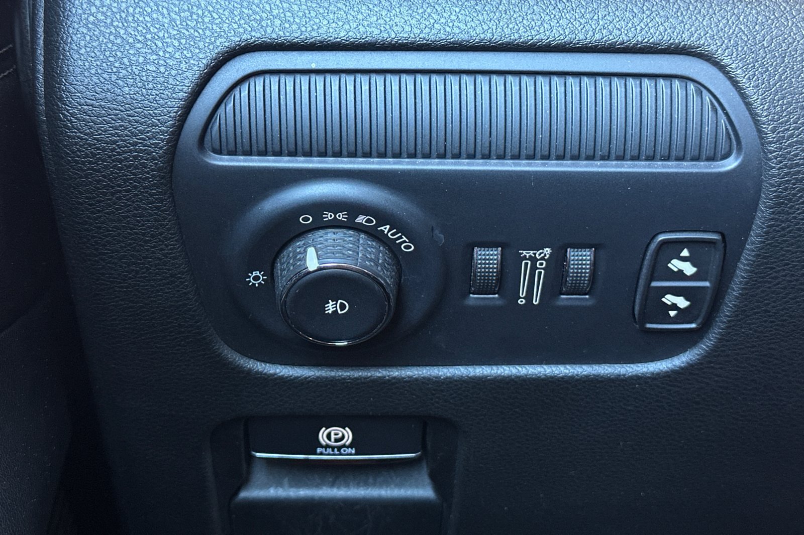 Used 2024 Jeep Wagoneer L Series II AWD/4WD image 39