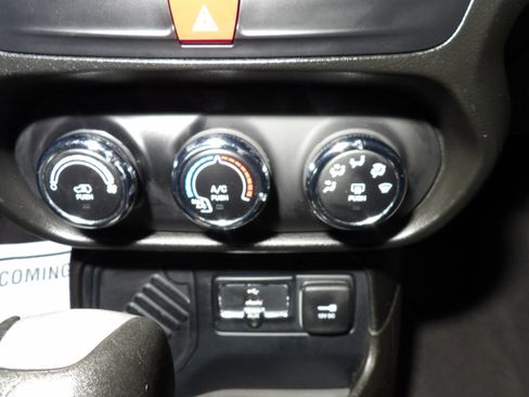 Used 2017 Jeep Renegade Sport w/ Power & Air Group FWD image 13