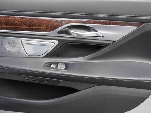 Used 2019 BMW 740i w/ Executive Package image 36