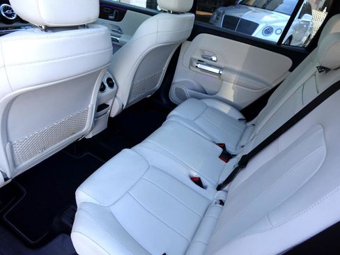 Used 2021 Mercedes-Benz GLB 250 4MATIC w/ Premium Package image 11