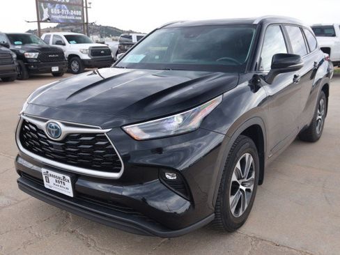 Used 2023 Toyota Highlander XLE AWD/4WD image 2