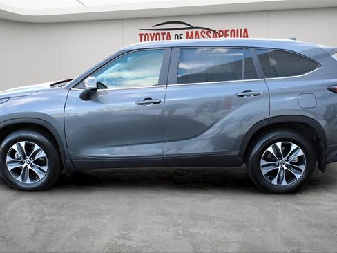 Certified 2025 Toyota Highlander XLE image 2