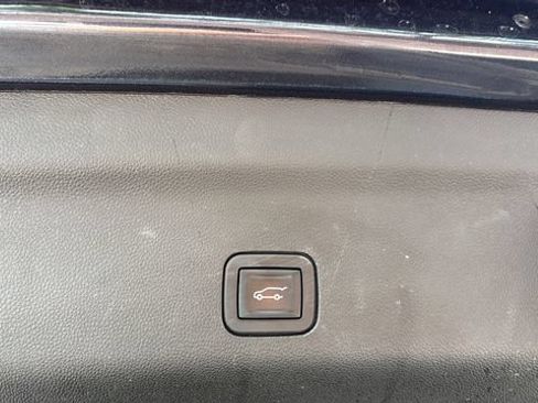 Used 2023 GMC Yukon XL SLT AWD/4WD image 36