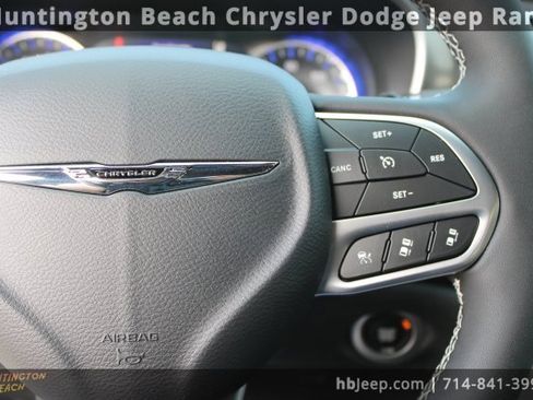 Used 2026 Chrysler Pacifica Select image 20