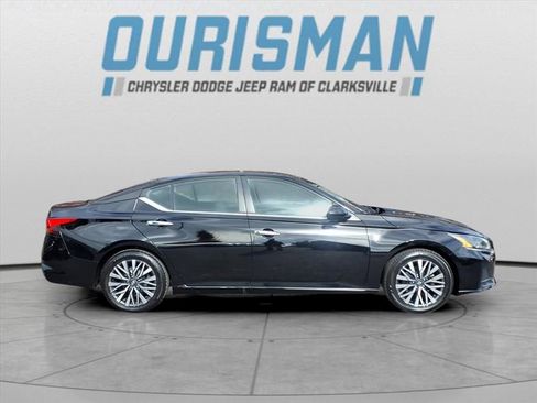 Used 2023 Nissan Altima 2.5 SV image 2