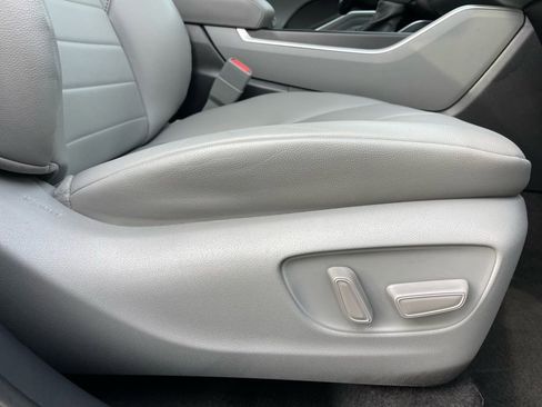 Used 2023 Toyota Highlander XLE image 32